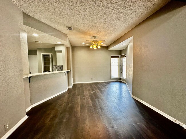 Building Photo - 1 Bedroom Townhome at Quinlans Crossing