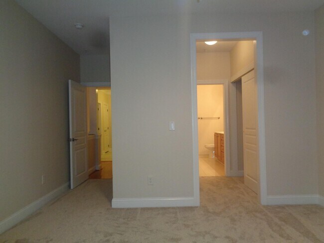 Building Photo - 914 Providence Glen Dr