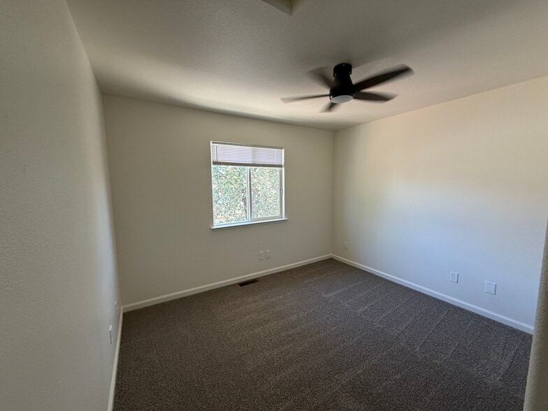 Building Photo - 625 Sunny Ln