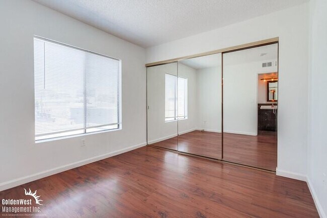Building Photo - Stylish Top-Floor 1Bdm 1Ba Condo in the No...