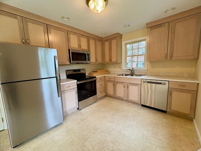 Building Photo - 3 Bedroom 2.5 Bathroom Home Available in Elizabethtown!