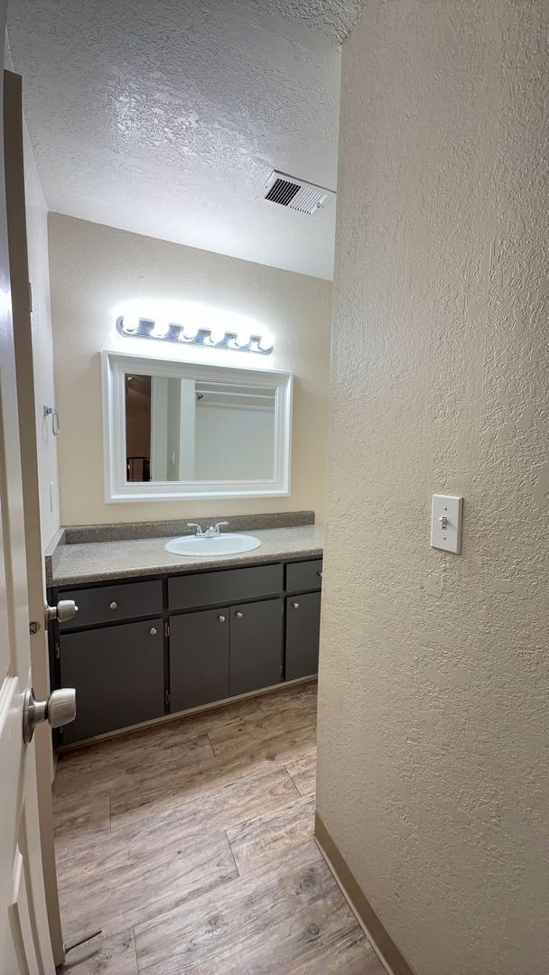 Building Photo - 2646 Pinedale #2 3 bed 1.5 bath Condo