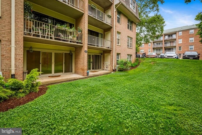 Building Photo - 6004 Westchester Park Dr