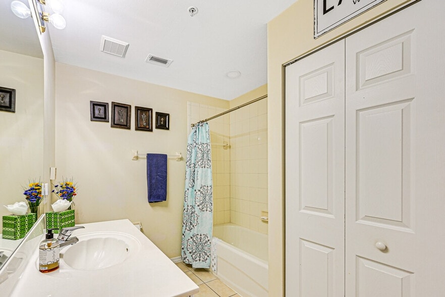 Building Photo - 3973 Bishopwood Ct E