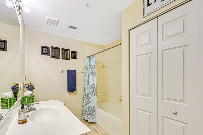 Building Photo - 3973 Bishopwood Ct E