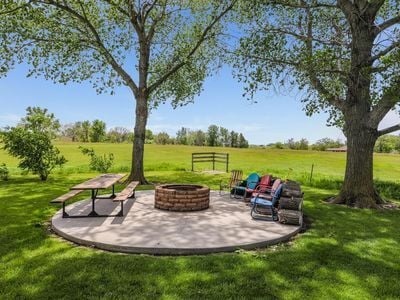 Outdoor living space - 5501 Martell Rd