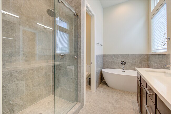 Building Photo - 730 Carriage Knls Dr