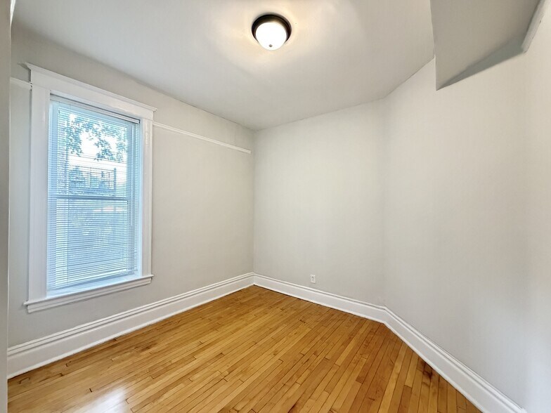 Building Photo - 1009 N Sacramento Ave