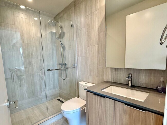 Building Photo - Gorgeous 30th Floor 2BD / 2BA Corner Sky R...