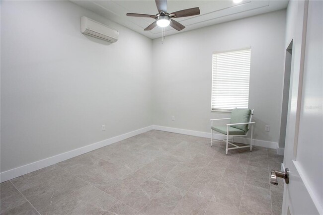 Building Photo - 1600 Sunset Ln
