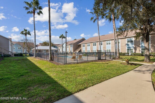 Building Photo - 1601 Nectarine St