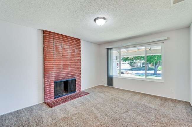 Building Photo - Spacious 3 Bedroom 2 Bath Home with 2 Car Garage and Central Air Conditioning
