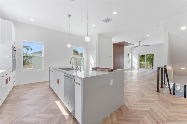 Building Photo - 102 W Adalee St