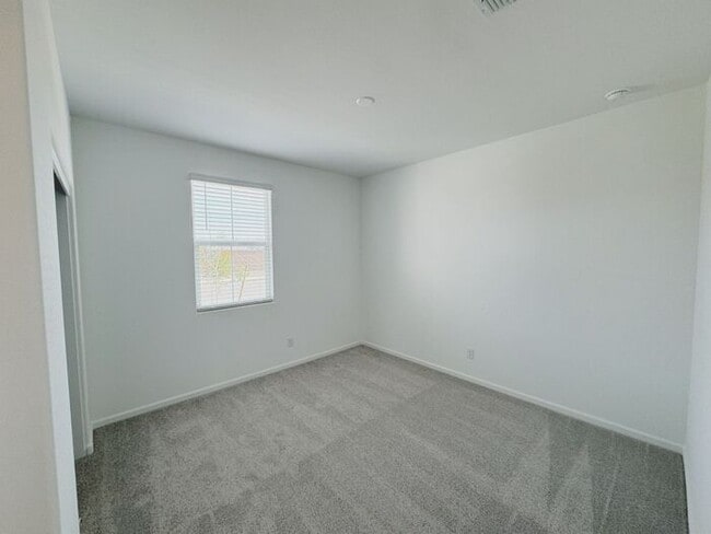 Building Photo - MOVE IN SPECIALS!! ONE MONTH RENT FREE!! New 5-Bedroom Home in Phoenix with Upgrades!