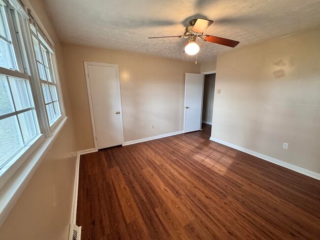 Building Photo - 303 Robin Dr