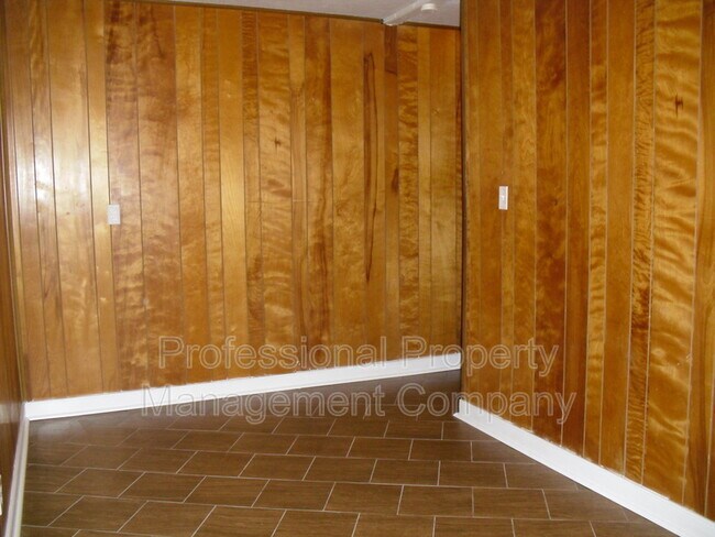 Building Photo - 916 S Clifton Ave