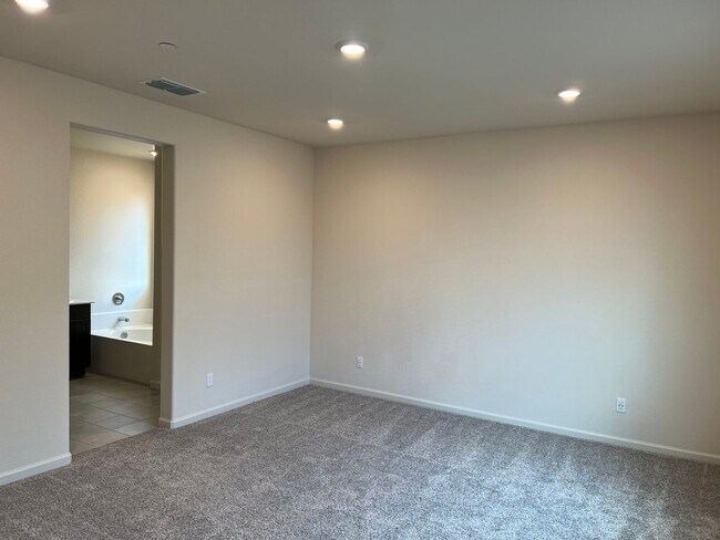 Building Photo - Gorgeous Newer Meadowlands, Residence 3 Mo...