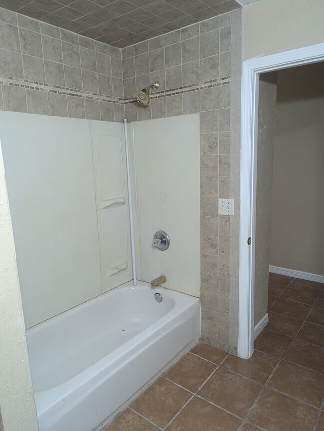 Building Photo - 14633 Valentin Dr