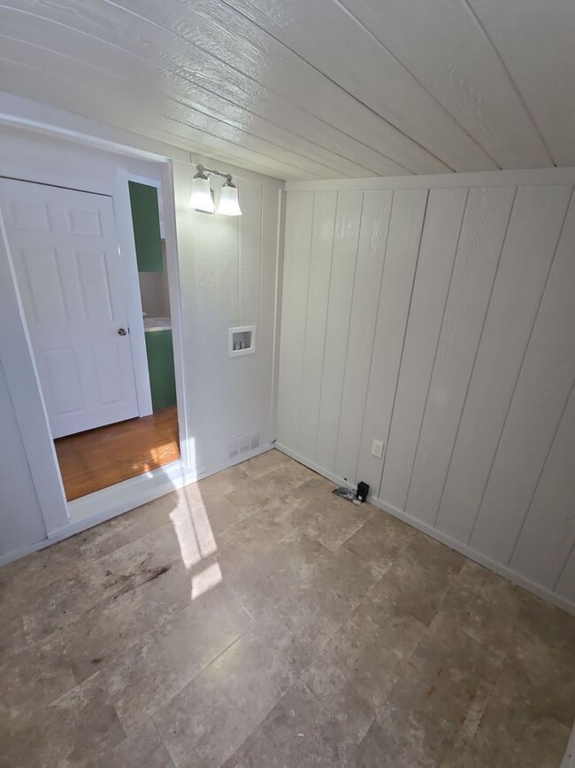 Building Photo - Charming 2 bed Cape Cod with central air a...