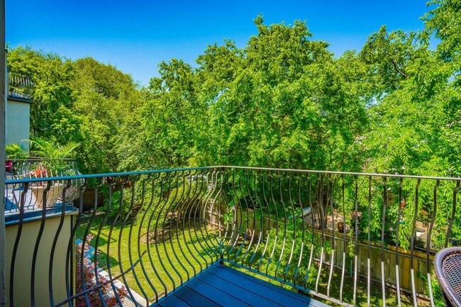 Building Photo - 206 E Live Oak St