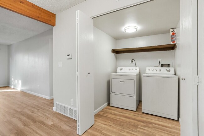 Building Photo - Great Two Bedroom Home with Fireplace