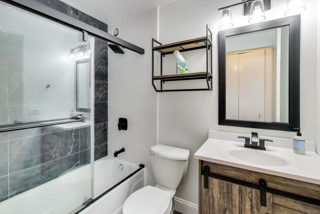 Building Photo - 899 S Plymouth Ct