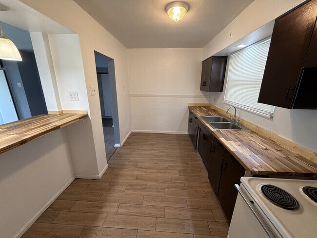 Building Photo - 10000 Knollcrest Ct