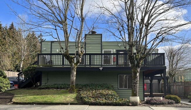 Building Photo - Roomy Top Floor Condo - Avail Now!