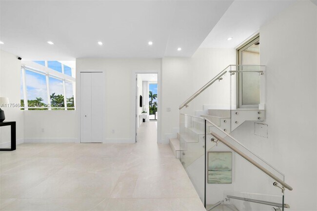 Building Photo - 1201 W 47th St