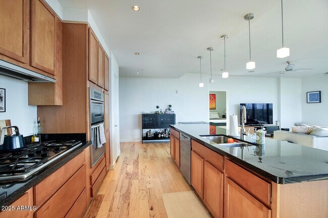 Building Photo - 208 W Portland St