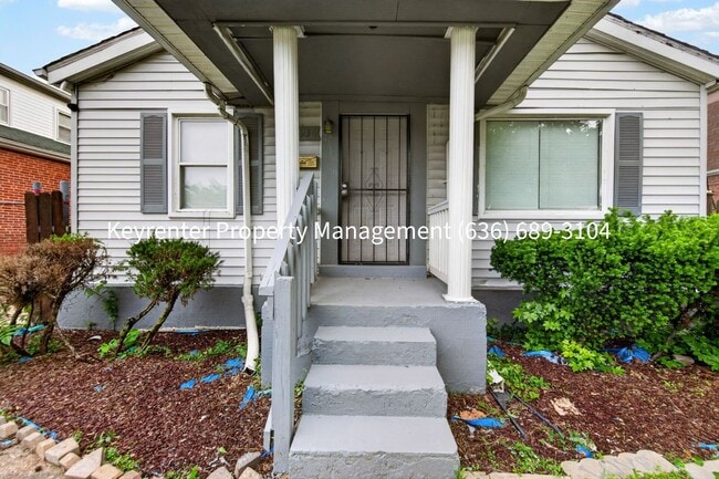 Building Photo - Cozy Renovated Home with Modern Finishes & Yard Space