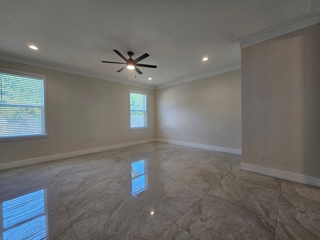 Building Photo - Spacious 4/2.5 Home