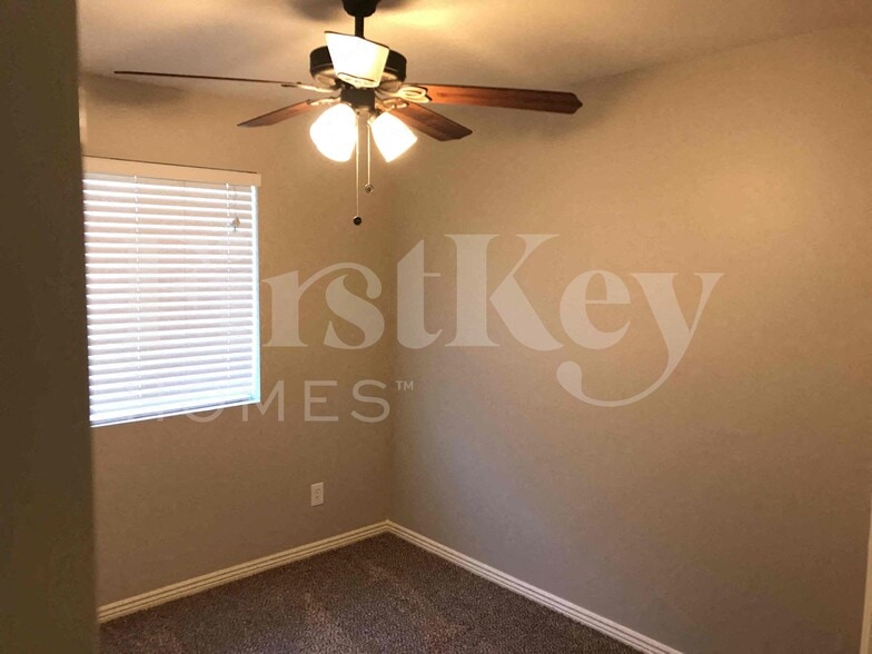 Building Photo - 4841 W Paradise Ln