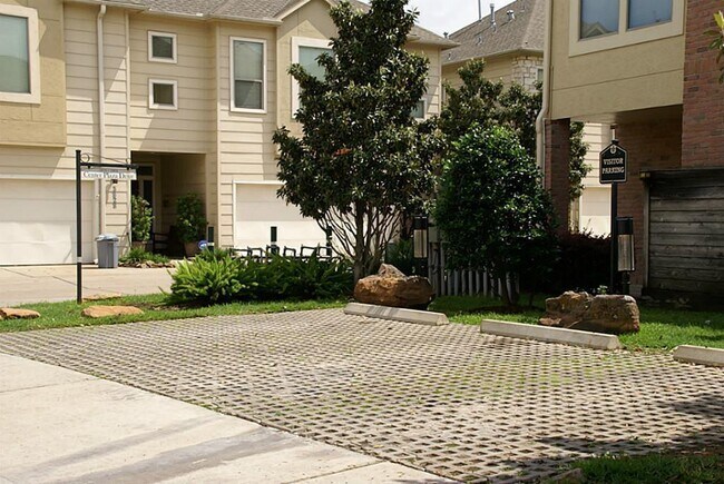 Building Photo - 3815 Center Plaza Dr
