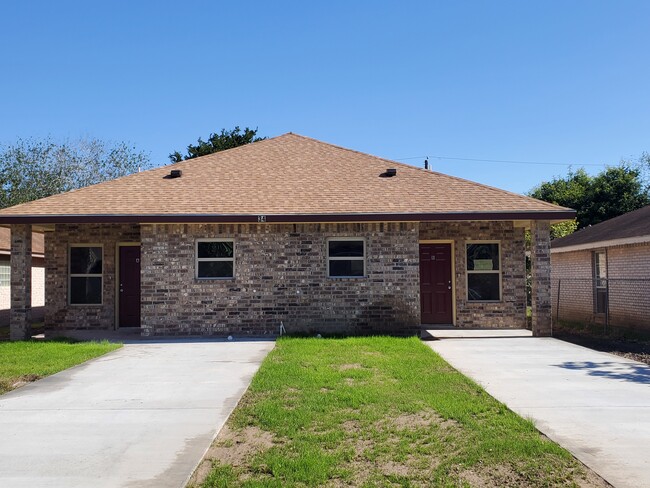 Duplex side b available - 34 San Martin Dr