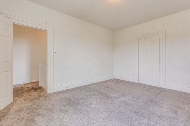 Building Photo - 28 Sharon St