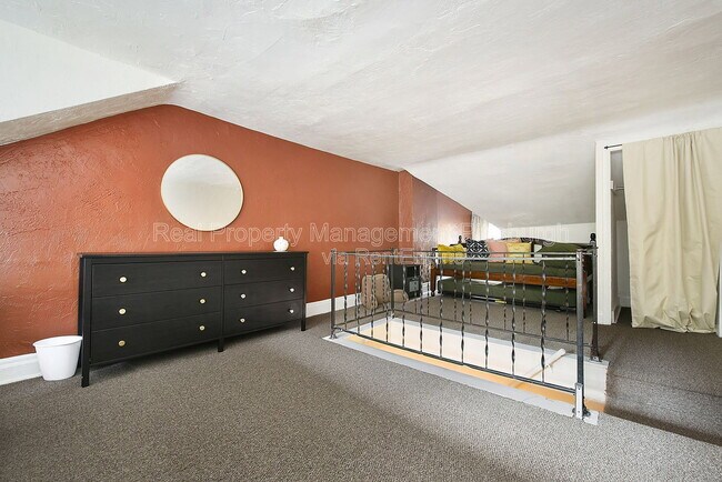 Building Photo - 320 Greenfield Ave