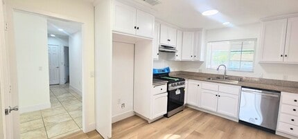 Building Photo - Single Story Senior Home 55+ community- Newly Remodeled- Ready To Move In.