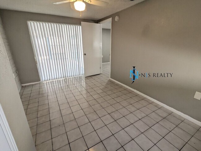 Building Photo - True 3 bed/2 bath/1400+ Sq. Ft. home with Large open floorplan, and a HUGE enclosed porch!!
