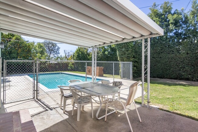 Building Photo - Charming 2-Bedroom Northridge Home with Pr...