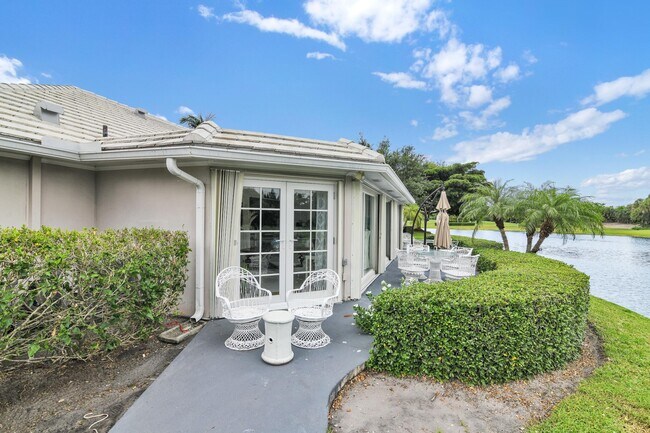 Building Photo - 450 French Royale Cir