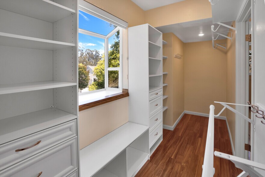Building Photo - 813 Isbel Ct