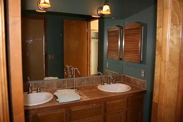 bathroom - 5725 W Atlantic Pl