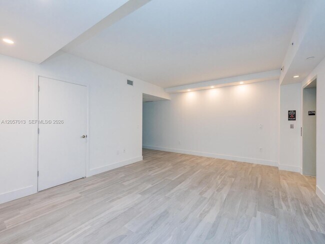 Building Photo - 1010 Brickell Ave