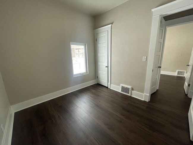 Building Photo - Updated 2 Bedroom 2 Bathroom Home