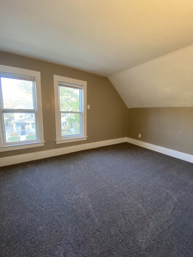 Building Photo - 1401 S Phillips Ave