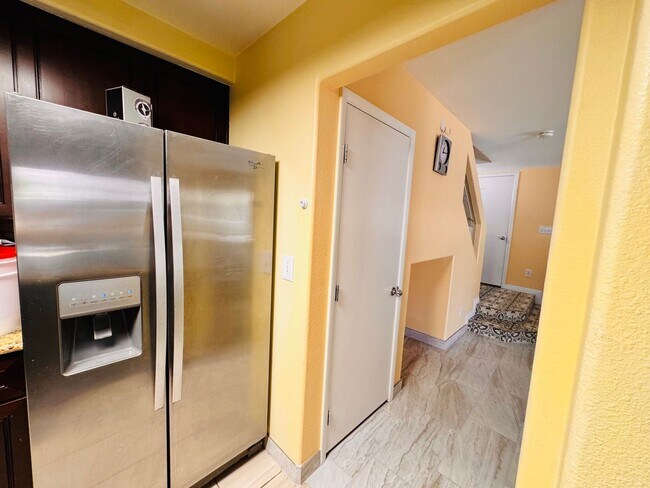 Building Photo - Home For Rent