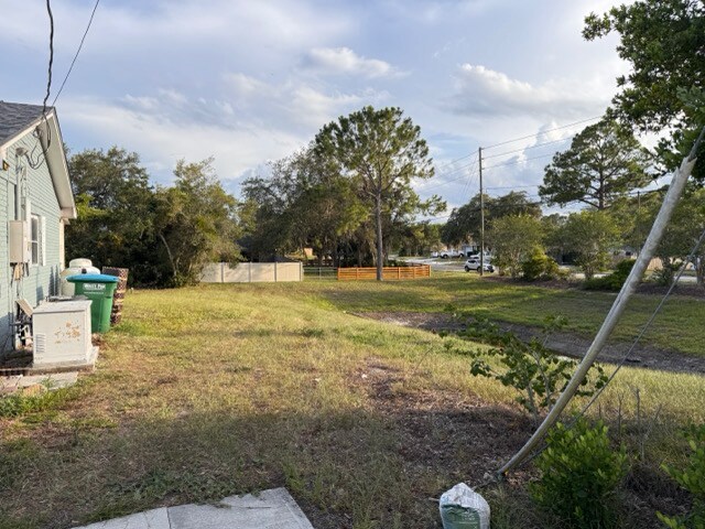 Building Photo - 1911 S Palomar Dr