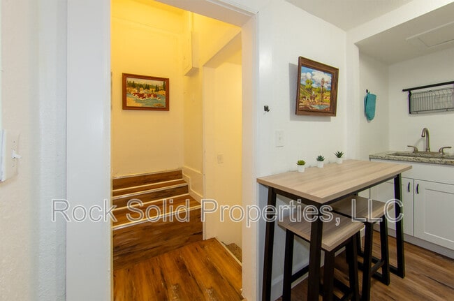 Building Photo - 516 E 6th St