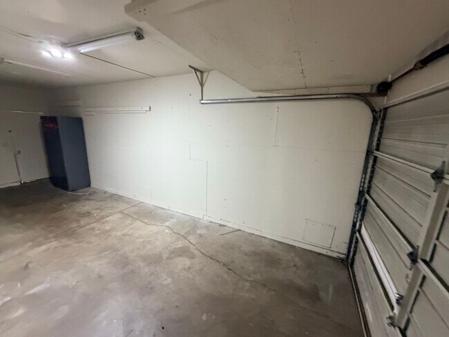 Building Photo - Reno Duplex - 1 Pet Friendly, Garage, Dishwasher, Washer/Dryer Hookups, Central A/C